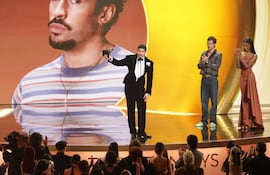 El artista puertorriqueño Bad Bunny recibiendo el Grammy al Álbum del Año por “DeBÍ TiRAR MáS FOToS”.