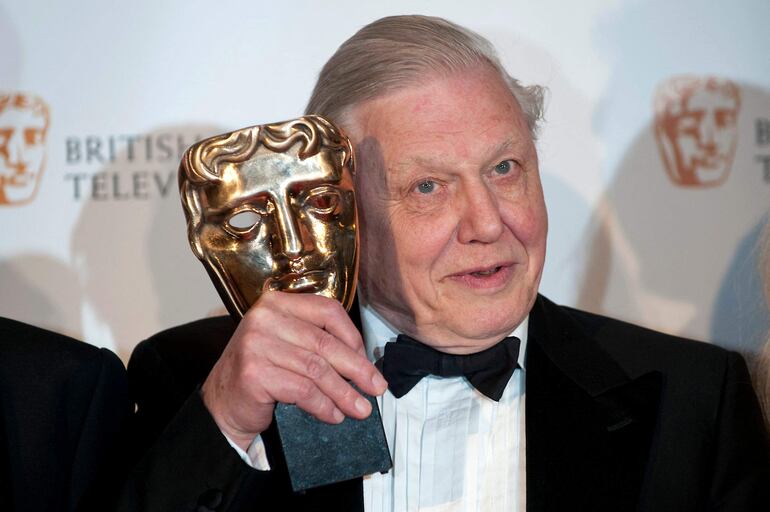 El realizador británico de documentales sobre naturaleza David Attenborough posa con su premio British Academy of Film and Television Arts (BAFTA) en la categoría de documental especializado por Life in Cold Blood, en el centro de Londres, el 26 de abril de 2009.