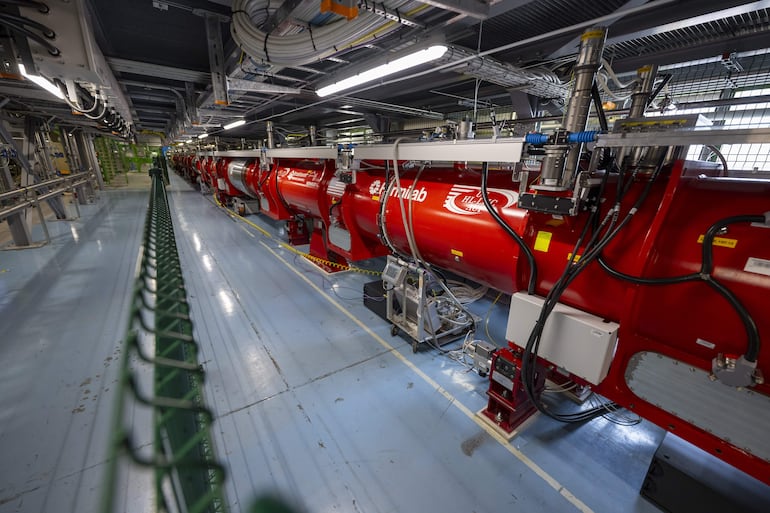 Una vista del Inner Triplet String, un banco de pruebas a escala real destinado a probar componentes esenciales del proyecto Hilumi HL-LHC; este nuevo imán superconductor permitirá concentrar haces de partículas y aumentar el número de colisiones, en la Organización Europea para la Investigación Nuclear (CERN), en Meyrin cerca de Ginebra, Suiza, 26 de junio de 2026.
