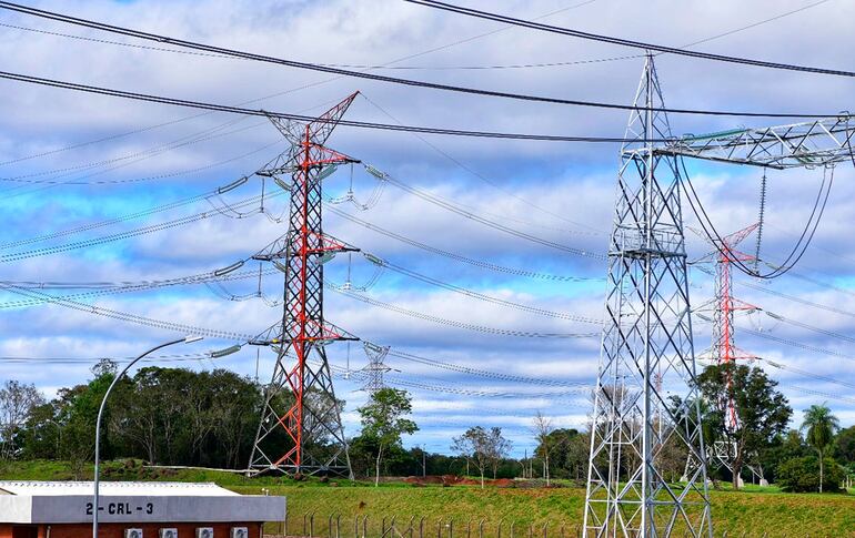 Hasta el primer semestre de este año, la exportación real de energía eléctrica del Paraguay es casi insignificante si la comparamos con la abrumadora "cesión" de sus excedentes en Itaipú y en Yacyretá.
