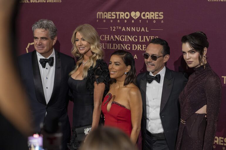 El presidente y director ejecutivo de Fontainebleau Development, Jeffrey Soffer; su esposa Colleen Soffer, la actriz estadounidense Eva Longoria, Marc Anthony y su esposa Nadia Ferreira, posaron juntos durante la 12ª Gala Anual Changing Lives, Building Dreams anoche, en Nueva York. (EFE/ Angel Colmenares)