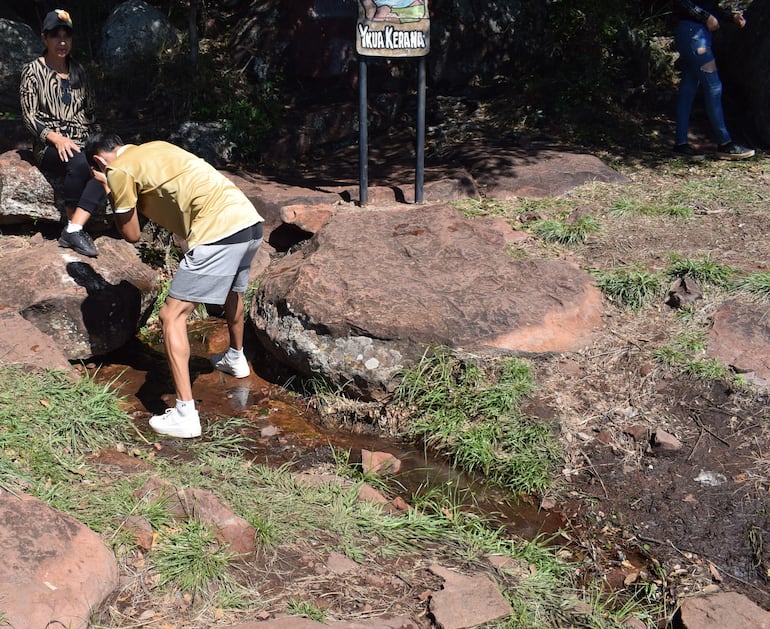 Senderismo y visita al Ykua Kerana ubicado en la cima del cerro-