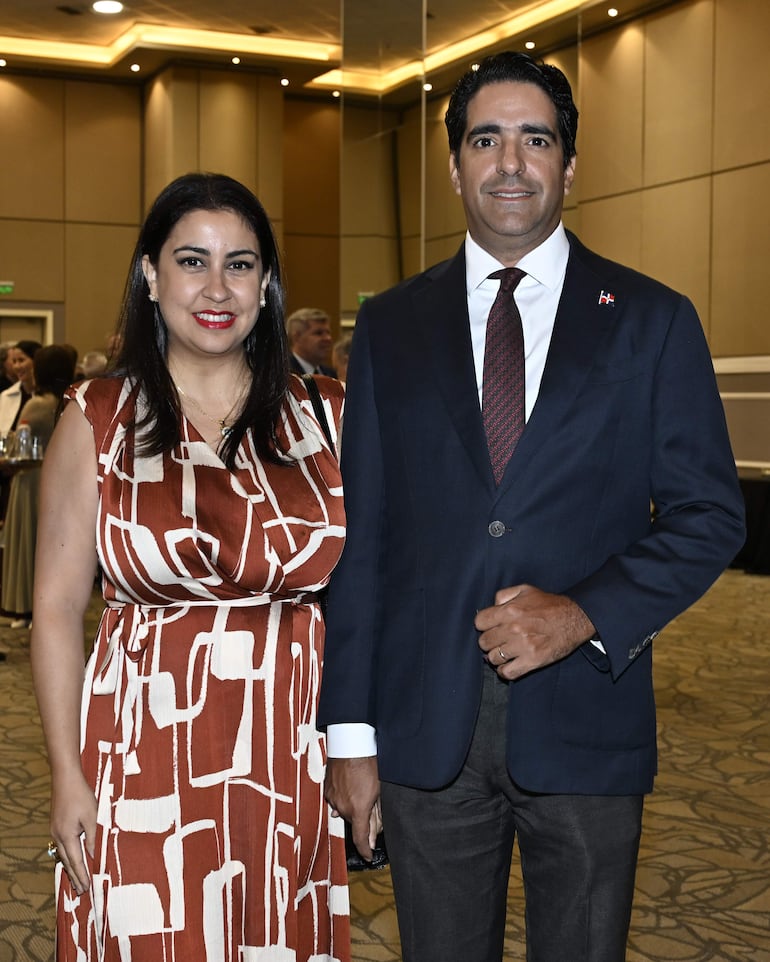 Carolina de Castaños y Julio Simón Castaños, embajador de República Dominicana. 