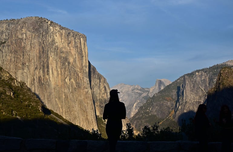 Una mujer contempla las famosas rocas de granito de El Capitán y Half Dome desde el mirador de Tunnel View el 24 de octubre de 2025 en el Parque Nacional Yosemite.