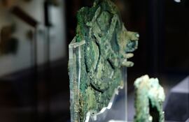 Fragmento del Mecanismo de Anticitera de 2.100 años de antigüedad, considerado el dispositivo de computación mecánica más antiguo que se conserva, en un museo de Atenas, Grecia.
