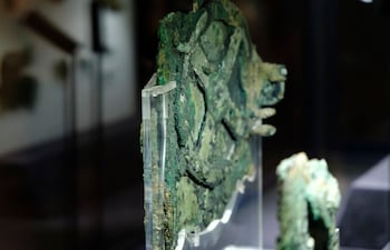 Fragmento del Mecanismo de Anticitera de 2.100 años de antigüedad, considerado el dispositivo de computación mecánica más antiguo que se conserva, en un museo de Atenas, Grecia.