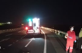 Paramédicos y bomberos llegaron al sitio del accidente para intentar reanimar a la víctima, pero ya no hubo caso, señalaron los policías.