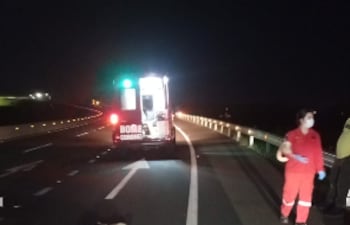 Paramédicos y bomberos llegaron al sitio del accidente para intentar reanimar a la víctima, pero ya no hubo caso, señalaron los policías.