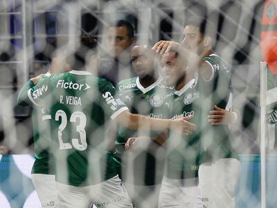 Los jugadores del Palmeiras celebran un gol en el partido frente a Santos por la fecha 32 del Brasileirao en el estadio Allianz Parque, en Sao Paulo, Brasil.