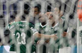 Los jugadores del Palmeiras celebran un gol en el partido frente a Santos por la fecha 32 del Brasileirao en el estadio Allianz Parque, en Sao Paulo, Brasil.