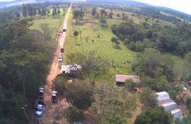 Acceso al establecimiento donde el 15 de agosto se produjo un enfrentamiento entre “sintierras” y guardias de seguridad. En el medio del camino interno se observa la camioneta quemada con Seferiano Silvero (45) adentro.