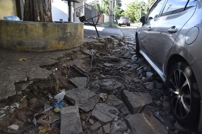 Motos ocupan Veredas en Capitan Herminio Maldonado y Santa Teresa Zona Paseo La GaleriaHoy 27 de Febrero de 2026Gustavo Machado