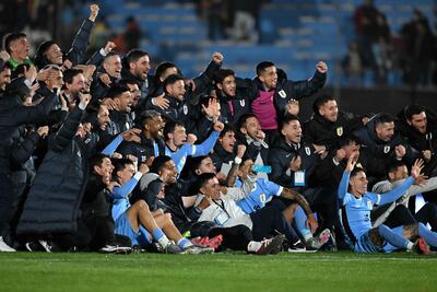 Los jugadores y cuerpo técnico de la selección de Uruguay celebran la clasificación al Mundial de Fútbol 2026 en Norteamérica, luego de golear por 3-0 a Perú.