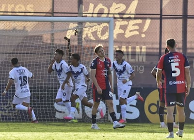 El argentino Raúl Cabral celebra su gol con Luis Ortiz, Luis Ayala y Cristhian Ocampos. El gesto del cerrista Robert Piris da Motta lo dice todo, por la deficiente cobertura defensiva.
