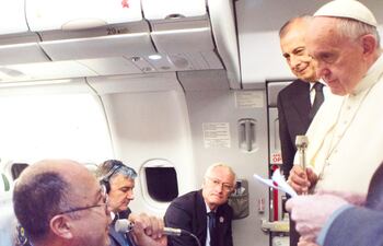 Momento en que el periodista de ABC Color, Aníbal Velázquez, realiza la pregunta al papa Francisco.