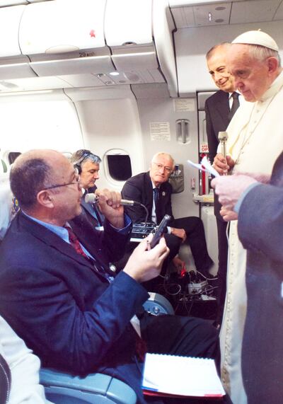 Momento en que el periodista de ABC Color, Aníbal Velázquez, realiza la pregunta al papa Francisco.