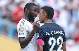 Gustavo Cabral de CF Pachuca reacciona con Antonio Rüdiger de Real Madrid C. F. durante el partido del grupo H de la Copa Mundial de Clubes de la FIFA 2025, entre Real Madrid CF y CF Pachuca en el Bank of America Stadium el 22 de junio de 2025 en Charlotte, Carolina del Norte.