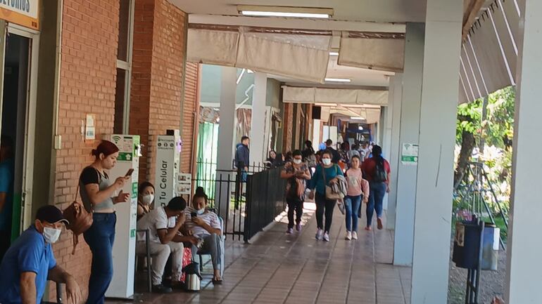 Larga fila de pacientes en el Incan para realizarse el tratamiento de radioterapia.