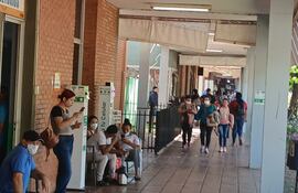 Larga fila de pacientes en el Incan para realizarse el tratamiento de radioterapia.