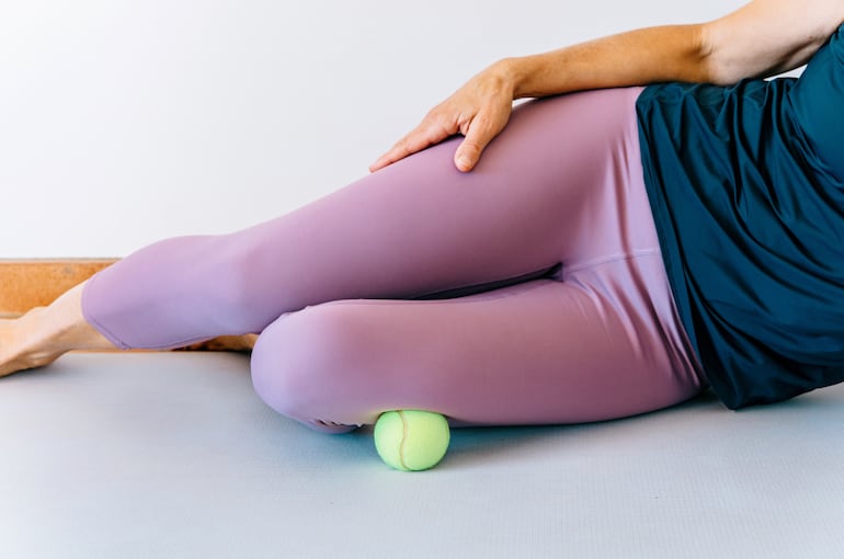 Automasaje con pelotas de tenis.