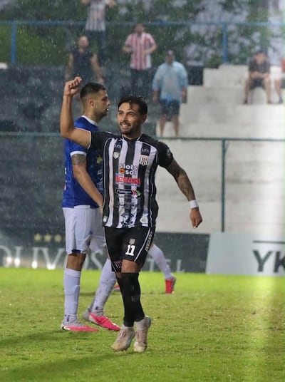 El delantero del Deportivo Santaní celebra uno de los tres tantos que marcó en el triunfo sobre Sol de América. (Foto: @IntermediaAPF)