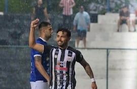 El delantero del Deportivo Santaní celebra uno de los tres tantos que marcó en el triunfo sobre Sol de América. (Foto: @IntermediaAPF)