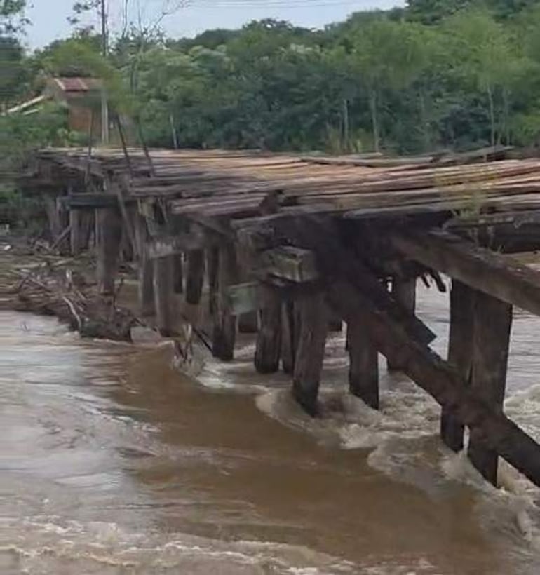 Los pobladores de Capellán cierran un puente deteriorado entre Tebicuary y Coronel Martínez.