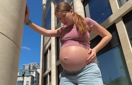 Mujer embarazada en plena ola de calor extremo.