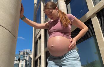 Mujer embarazada en plena ola de calor extremo.