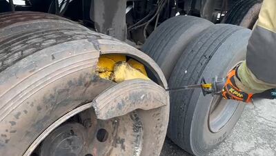Los intervinientes encontraron los panes de marihuana dentro de los neumáticos.