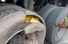 Los intervinientes encontraron los panes de marihuana dentro de los neumáticos.