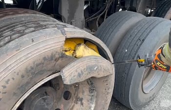 Los intervinientes encontraron los panes de marihuana dentro de los neumáticos.