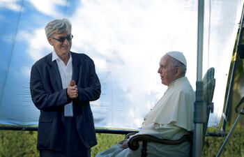 El cineasta alemán Wim Wenders y el papa Francisco durante la filmación del documental sobre el pontífice fallecido hoy.