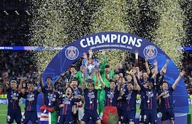 El capitán del París Saint-Germain Maquinhos levanta la copa de campeón de la Champions por segunda vez consecutiva.