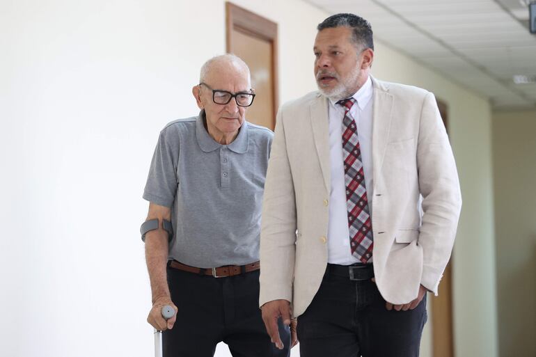 El excomisario de la Policía de Paraguay, Manuel Alcaraz (i), espera el inicio de un juicio oral y público este martes.