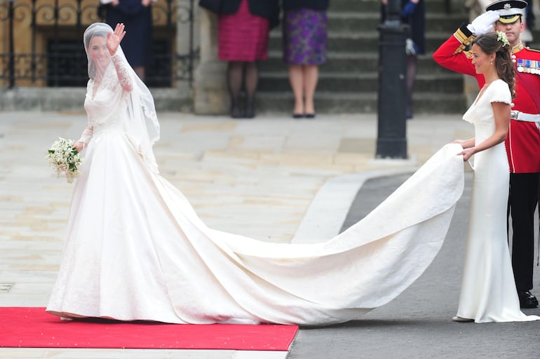 Kate Middleton hace una década lució un impresionante vestido de novia diseñado por Sarah Burton para la afamada marca Alexander McQueen. 
(Gentileza ¡Hola! TV)