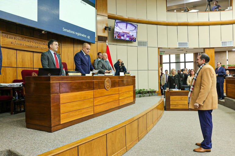 El senador Edgar López (liberocartista) jura como representante del Senado ante el Consejo de la Magistratura ante el pleno. Foto: Prensa Senado.