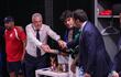 El seleccionador, Gustavo Alfaro, el capitán de la Albirroja, Gustavo Gómez y el presidente de la APF, Robert Harrison en el vestuario de Paraguay, tras la derrota en octavos de final ante Francia.
