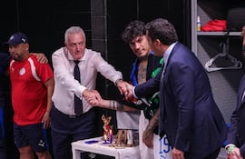 El seleccionador, Gustavo Alfaro, el capitán de la Albirroja, Gustavo Gómez y el presidente de la APF, Robert Harrison en el vestuario de Paraguay, tras la derrota en octavos de final ante Francia.