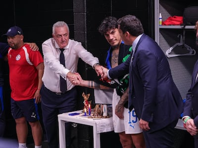 El seleccionador, Gustavo Alfaro, el capitán de la Albirroja, Gustavo Gómez y el presidente de la APF, Robert Harrison en el vestuario de Paraguay, tras la derrota en octavos de final ante Francia.