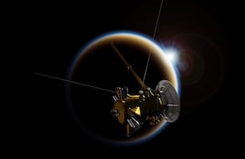 Representación de la nave Cassini de la NASA observando un atardecer a través de la atmósfera brumosa de Titán.