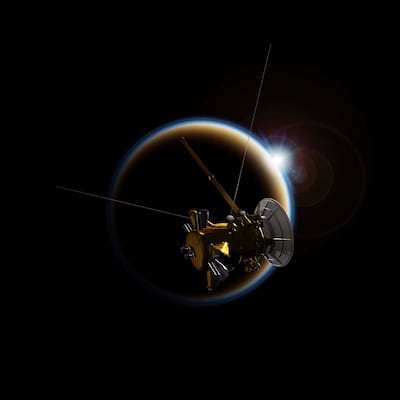 Representación de la nave Cassini de la NASA observando un atardecer a través de la atmósfera brumosa de Titán.