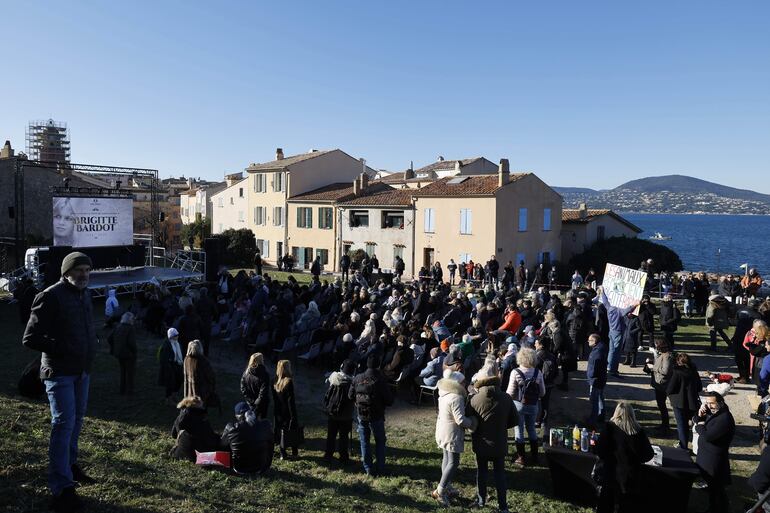 Algunos seguidores de la actriz observaron el funeral a través de pantallas gigantes instaladas en Saint-Tropez.