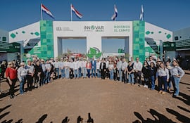 Directivos, en compañía de autoridades y expositores de la feria.