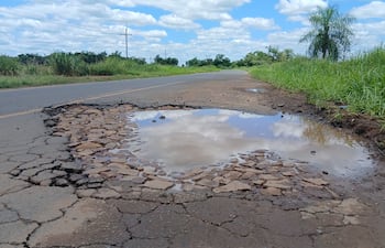 Conductores en riesgo por bache en la ruta Arroyos y Esteros – Tobatí.