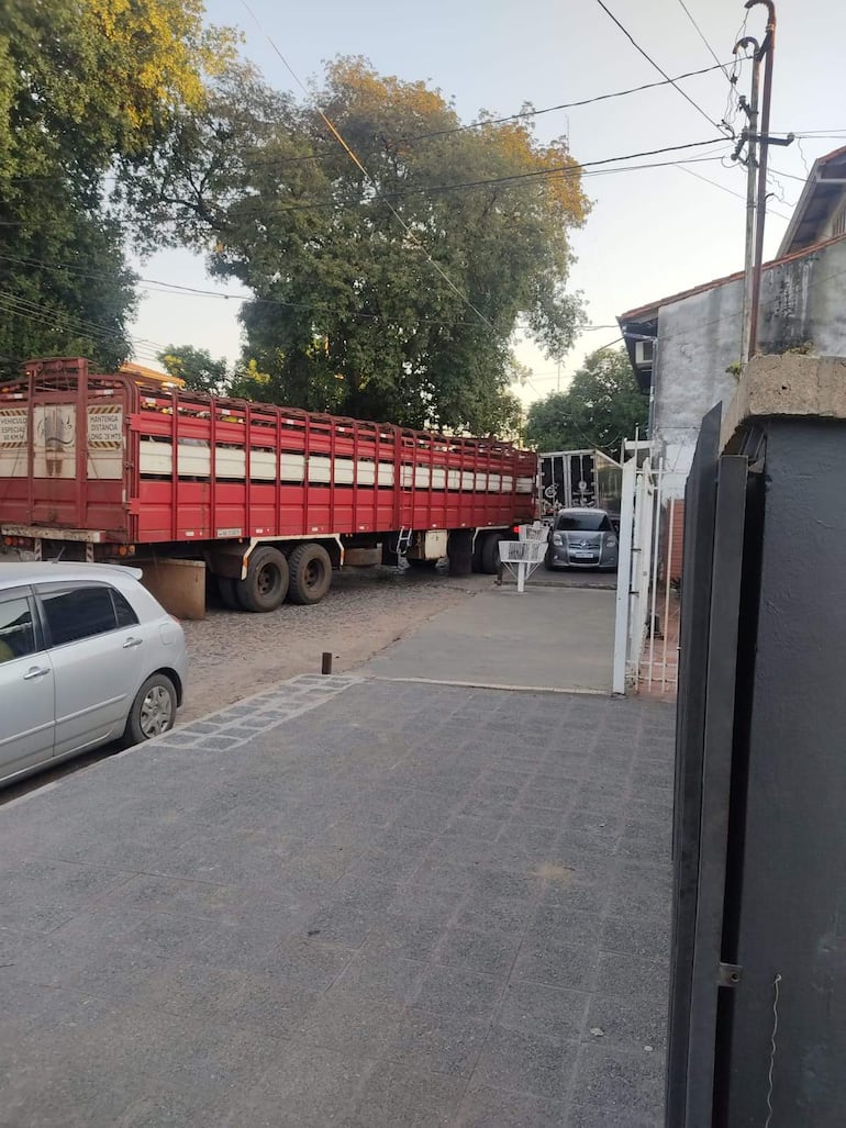 Camiones trasganados en las calles del barrio Virgen de Fátima, en la zona de frigoríficos de Tablada. Los vecinos denuncian que estos vehículos siguen ingresando con total impunidad y generan caos en el barrio, pese a la ordenanza que prohibe su circulación por la zona.