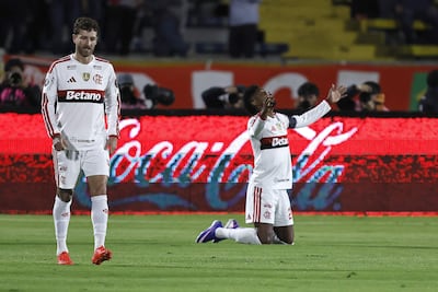 Bruno Henrique (derecha) y Leo Pereira marcaron los goles del Flamengo en Quito en la victoria por 2-0 sobre Independiente del Valle, en el partido de ida.