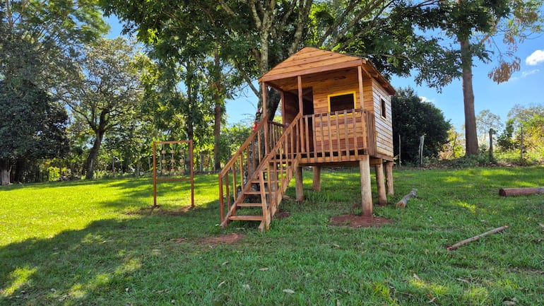 Casita del árbol para grandes y chicos en la Granja Don Severo de Encarnación.