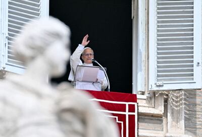 Papa León XIV ofreciendo su bendición a los fieles durante el día de su cumpleaños.