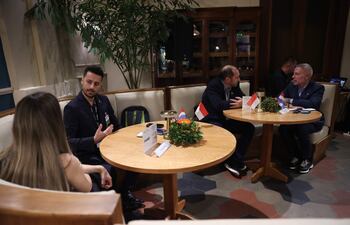 Empresarios del Principado de Mónaco y de Paraguay hablan durante un encuentro empresarial este martes, en Asunción (Paraguay).